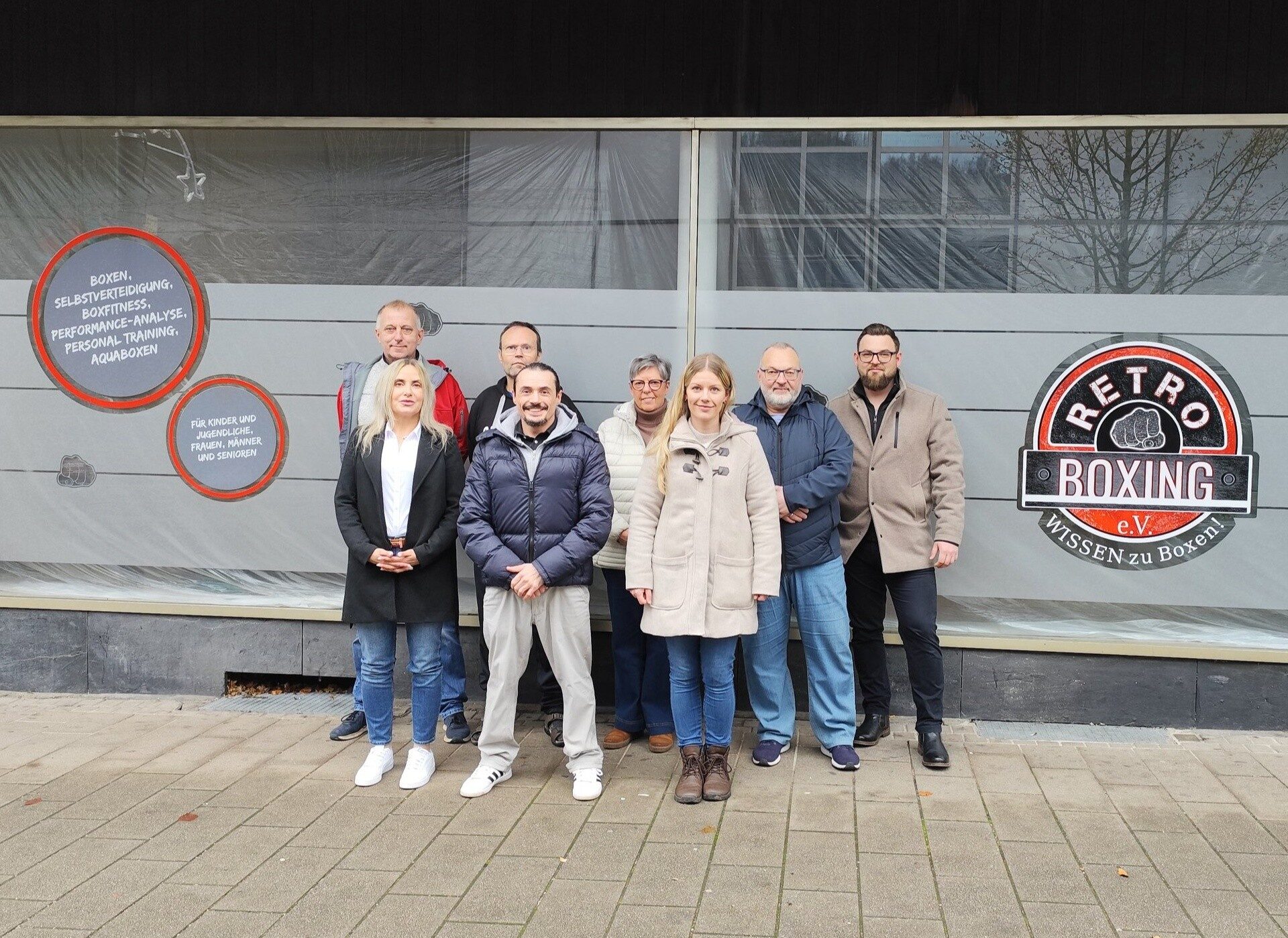 Vorstand und Team von RETRO BOXING e. V. vor den Vereinsräumen in Wissen